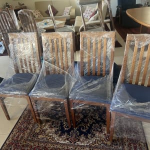 כיסאות עטופים בניילון מוכנים להובלה