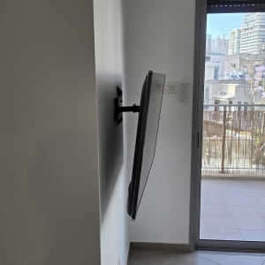 טלוויזיה מותקנת על קיר עם זרוע מתכווננת