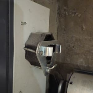 תושבת מנוע ומנגנון פנימי של תריס חשמלי בארגז התריס