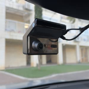 מצלמת רכב מותקנת על שמשת הרכב