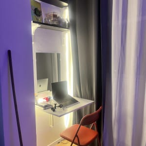 שולחן עבודה עם מחשב נייד וכיסא אדום