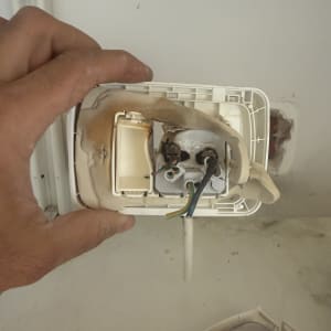 שקע חשמלי עם חוטים חשופים ותיקון