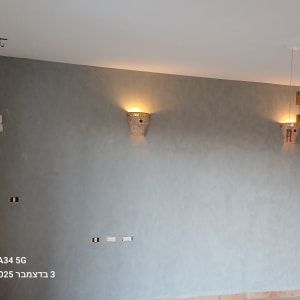 קיר צבוע עם תאורה דקורטיבית