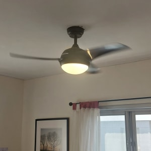 מאוורר תקרה עם תאורה דולקת בחדר