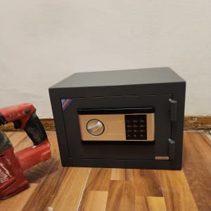 כספת וכלי עבודה על רצפת עץ