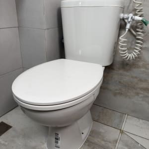 אסלה מונובלוק עם ניאגרה גלויה וערכת בידה מותקנת