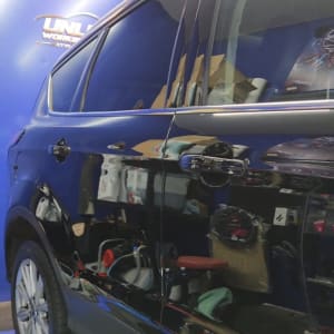 רכב מבריק עם לוגו של סדנה לטיפוח הרכב