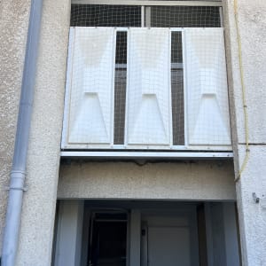 מעקה אלומיניום לבן עם רשת בטיחות