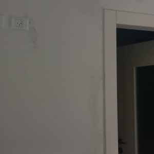 קיר עם סימני רטיבות ליד דלת