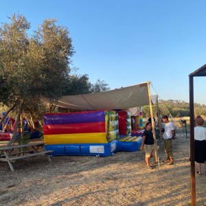 מתקן מתנפח צבעוני באירוע חוץ עם אנשים מסביב