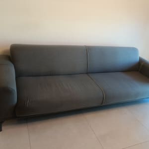 ספה אפורה על רצפת אריחים