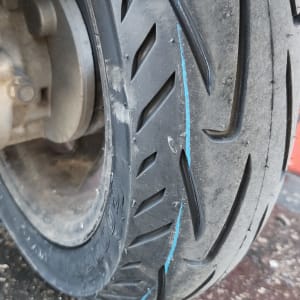 צמיג אופנוע עם חריצים וסימון כחול