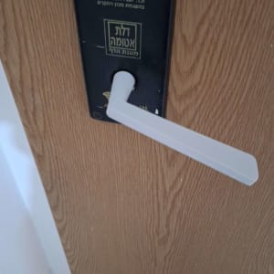 ידית דלת עם מנעול על דלת עץ