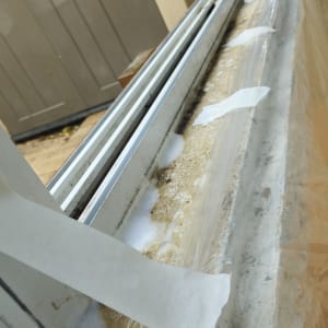 מסגרת חלון עם קצף ונייר דבק