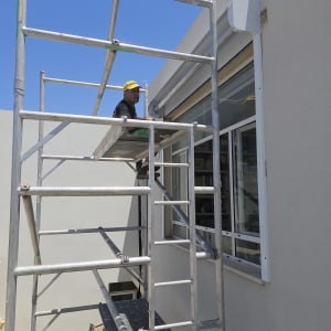 פיגום אלומיניום ליד חלון בניין