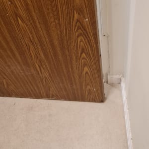 דלת עץ חומה עם מסגרת לבנה