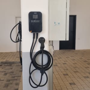 מטען לרכב חשמלי מותקן על עמוד בחניון