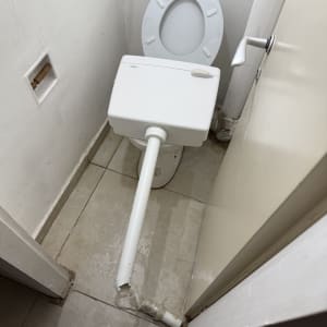 אסלה עם צינור שבור ודליפת מים על הרצפה