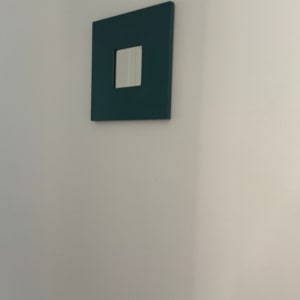 מסגרת תלויה על קיר לבן