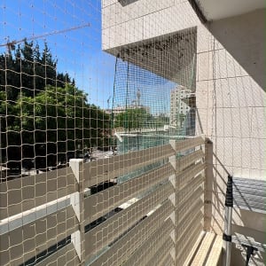 רשת הגנה על מרפסת בבניין מגורים