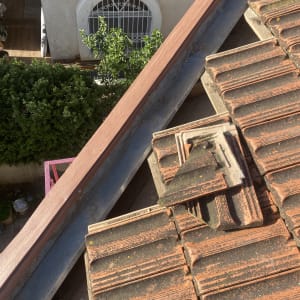 תמונה של גג רעפים עם אריחים ותעלה