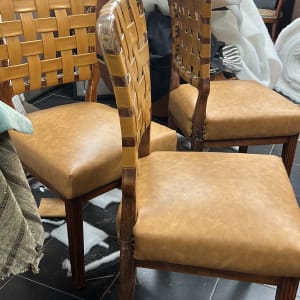 כיסאות מרופדים עם רצועות עור וספוגים ברקע