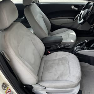 מושבי רכב נקיים לאחר ניקוי