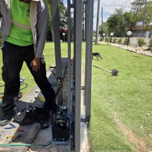 התקנת שער חשמלי עם טכנאי בשטח