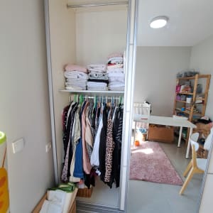 ארון בגדים עם מדף מגבות ובגדים תלויים