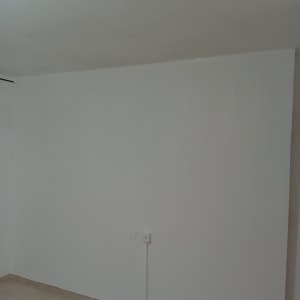 קיר צבוע בלבן עם שקעי חשמל