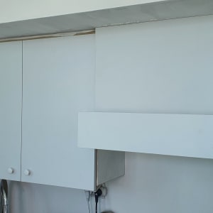 ארונות מטבח לבנים עם ידיות עגולות