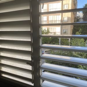 תריסים נקיים עם אור שמש חודר