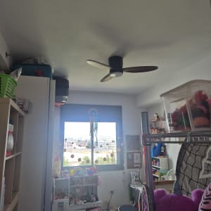 מאוורר תקרה בחדר ילדים עם צעצועים ורהיטים