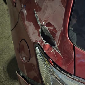 נזק לפגוש רכב בצבע אדום עם שריטות ושברים