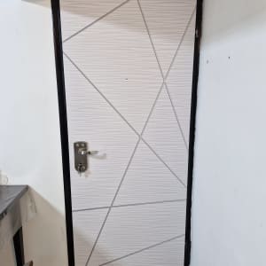 דלת עם ציפוי גיאומטרי לבן וידית מתכת