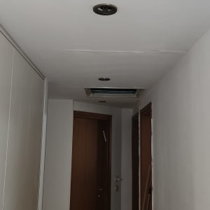 תעלת מיזוג אוויר בתקרה במסדרון