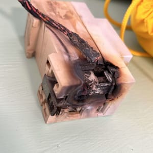 חוט חשמל שרוף ומחבר פגום