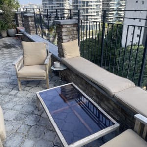 שולחן זכוכית במרפסת עם נוף עירוני