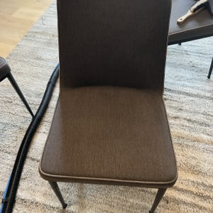 כיסא חום עם צינור שואב אבק ומברשת ניקוי