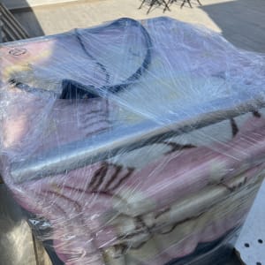 חפצים עטופים בניילון נצמד על משטח