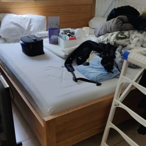 מיטה עם חפצים ארוזים לקראת מעבר דירה