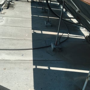 גג עם קולטי שמש וצינורות, קשור לאיטום