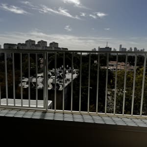 מעקה חלון עם נוף לעיר ברקע