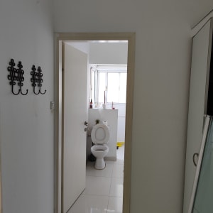 חדר אמבטיה עם אסלה ודלת פתוחה