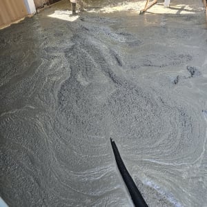 יציקת בטון עם צינור ומגף עבודה