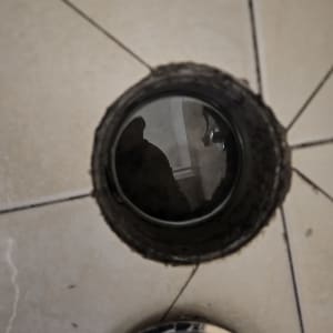 פתח ניקוז על רצפת אריחים