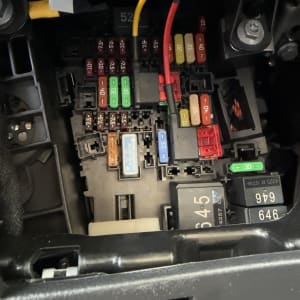 תיבת נתיכים ברכב עם חוטים וצבעים שונים