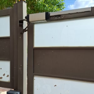 שער חשמלי עם מנגנון פתיחה וסגירה