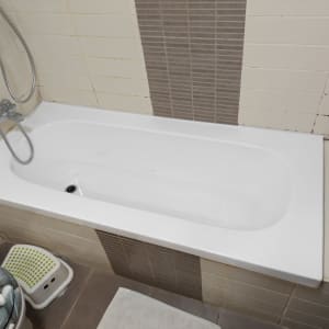 אמבטיה עם חיפוי אריחים וכלי רחצה