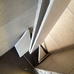 אריחי קרמיקה מונחים על רצפה כהה